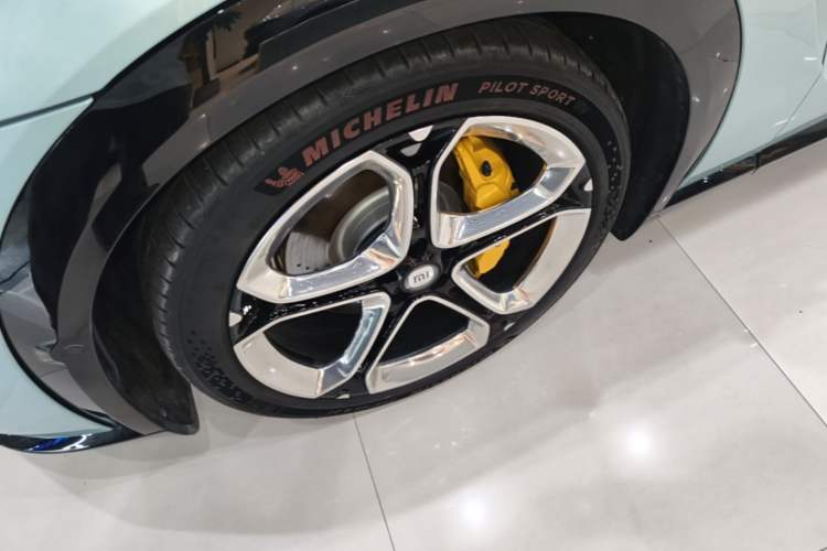 Used Xiaomi Auto YU7 2025 Ultra-Long Range High-Performance All-Wheel-Drive Max Edition Left Front Wheel Hub