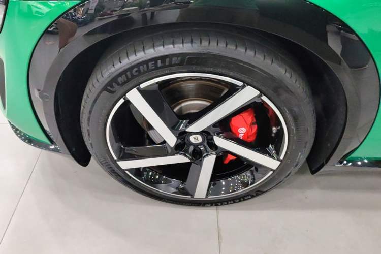 Used Xiaomi Auto YU7 2025 Ultra-Long Range High-Performance All-Wheel-Drive Max Edition Left Front Wheel Hub
