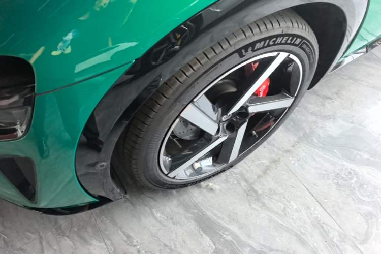 Used Xiaomi Auto YU7 2025 Ultra-Long Range High-Performance All-Wheel-Drive Max Edition Left Front Wheel Hub