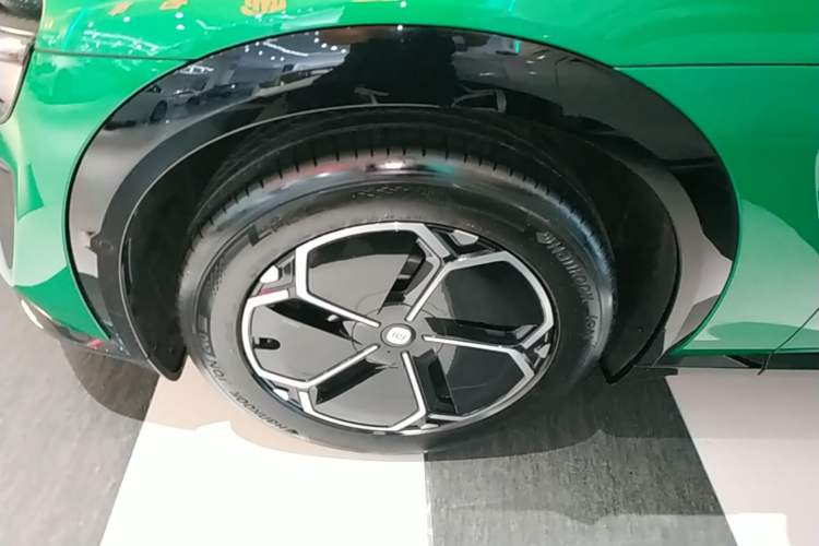Used Xiaomi Auto YU7 2025 Ultra-Long Range Rear-Wheel Drive Version Left Front Wheel Hub