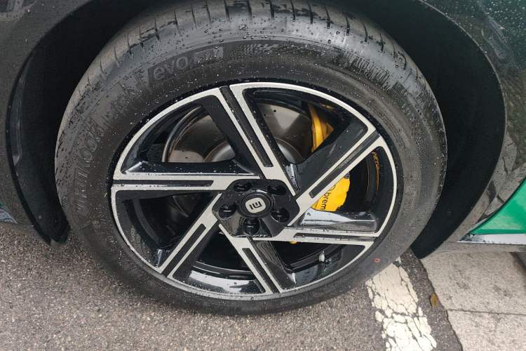 Used Xiaomi Auto YU7 2025 Ultra-Long Range High-Performance All-Wheel-Drive Max Edition Left Front Wheel Hub