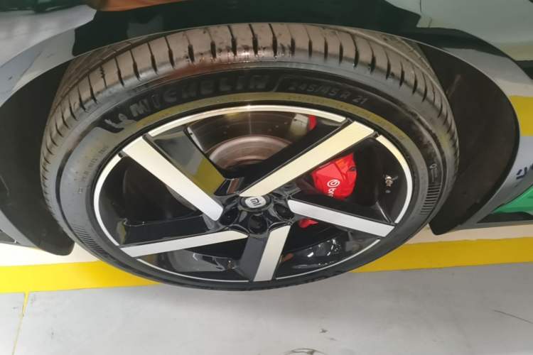 Used Xiaomi Auto YU7 2025 Ultra-Long Range High-Performance All-Wheel-Drive Max Edition Left Front Wheel Hub