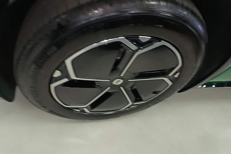 Used Xiaomi Auto YU7 2025 Ultra-Long Range Rear-Wheel Drive Version Left Front Wheel Hub
