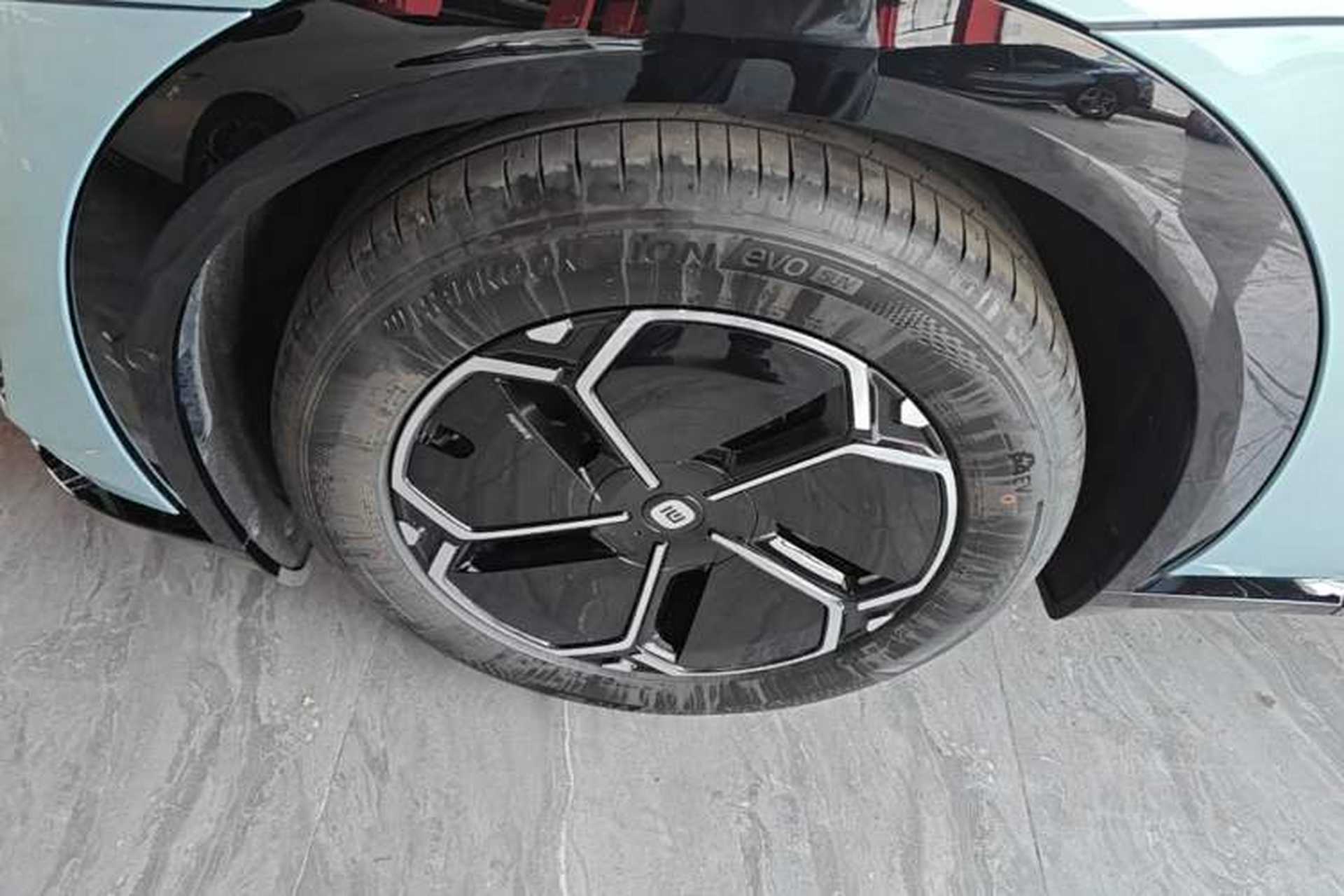 Used Xiaomi Auto YU7 2025 Ultra-Long Range All-Wheel Drive Pro Version Left Front Wheel Hub