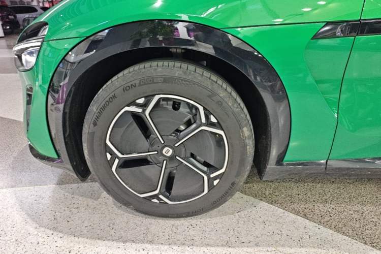 Used Xiaomi Auto YU7 2025 Ultra-Long Range Rear-Wheel Drive Version Left Front Wheel Hub