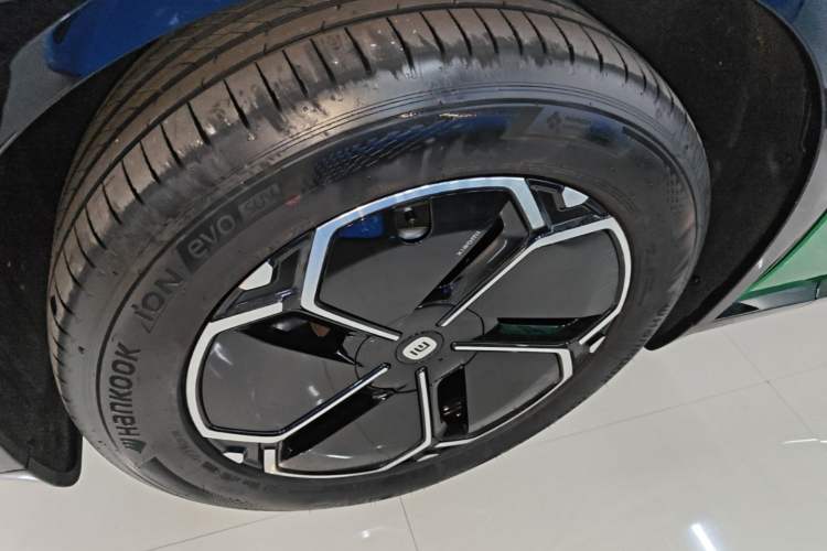 Used Xiaomi Auto YU7 2025 Ultra-Long Range Rear-Wheel Drive Version Left Front Wheel Hub