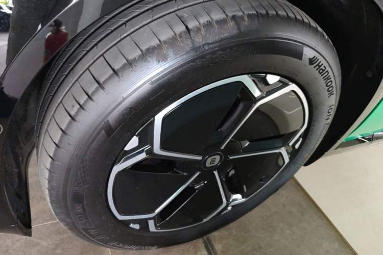 Used Xiaomi Auto YU7 2025 Ultra-Long Range Rear-Wheel Drive Version Left Front Wheel Hub