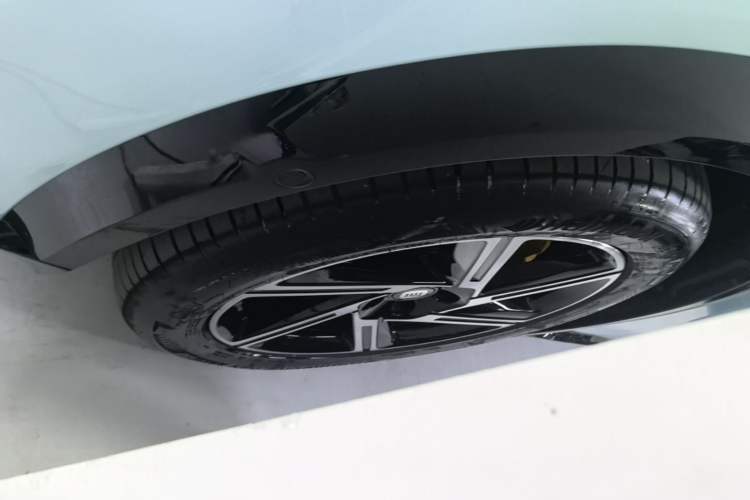 Used Xiaomi Auto YU7 2025 Ultra-Long Range Rear-Wheel Drive Version Left Front Wheel Hub