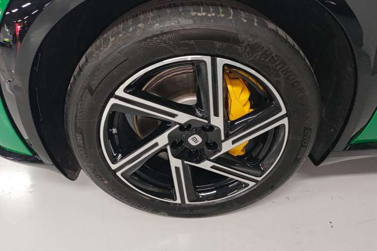 Used Xiaomi Auto YU7 2025 Ultra-Long Range Rear-Wheel Drive Version Left Front Wheel Hub