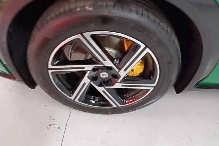Used Xiaomi Auto YU7 2025 Ultra-Long Range Rear-Wheel Drive Version Left Front Wheel Hub