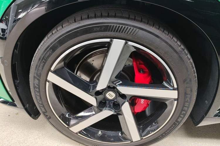 Used Xiaomi Auto YU7 2025 Ultra-Long Range High-Performance All-Wheel-Drive Max Edition Left Front Wheel Hub