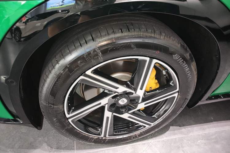 Used Xiaomi Auto YU7 2025 Ultra-Long Range Rear-Wheel Drive Version Left Front Wheel Hub