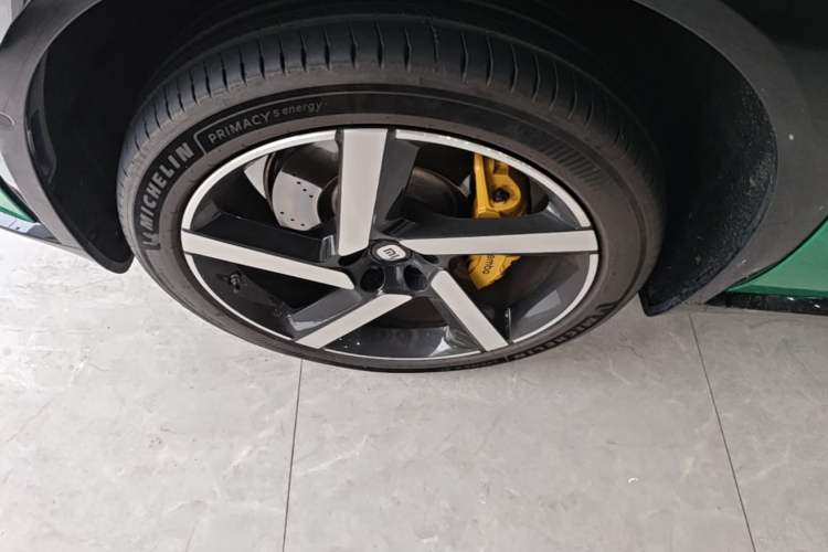 Used Xiaomi Auto YU7 2025 Ultra-Long Range High-Performance All-Wheel-Drive Max Edition Left Front Wheel Hub