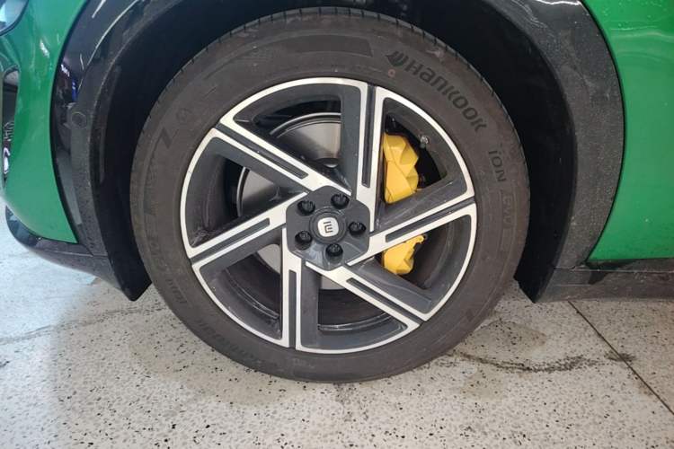Used Xiaomi Auto YU7 2025 Ultra-Long Range All-Wheel Drive Pro Version Left Front Wheel Hub