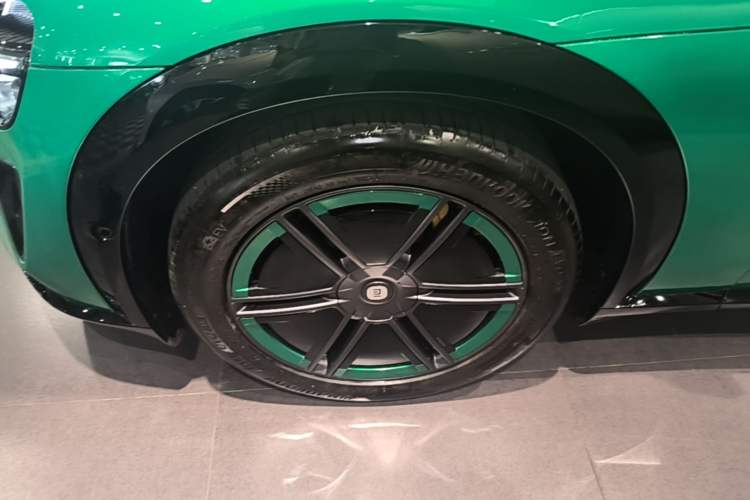 Used Xiaomi Auto YU7 2025 Ultra-Long Range Rear-Wheel Drive Version Left Front Wheel Hub