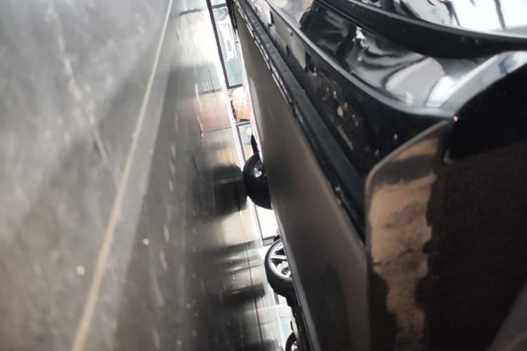 Used Xiaomi Auto YU7 2025 Ultra-Long Range High-Performance All-Wheel-Drive Max Edition Left Side Sill