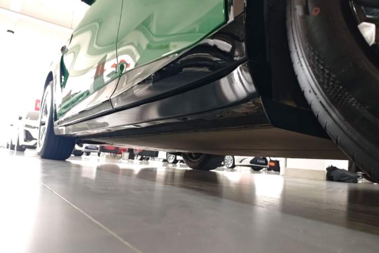 Used Xiaomi Auto YU7 2025 Ultra-Long Range Rear-Wheel Drive Version Left Side Sill