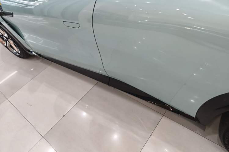 Used Xiaomi Auto YU7 2025 Ultra-Long Range High-Performance All-Wheel-Drive Max Edition Left Side Sill