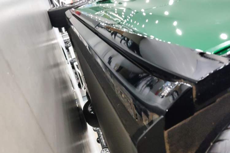 Used Xiaomi Auto YU7 2025 Ultra-Long Range High-Performance All-Wheel-Drive Max Edition Left Side Sill