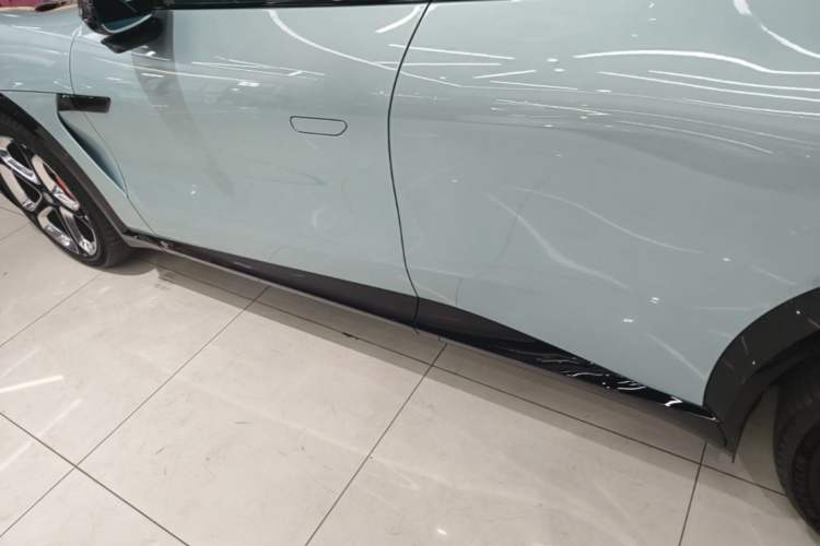 Used Xiaomi Auto YU7 2025 Ultra-Long Range High-Performance All-Wheel-Drive Max Edition Left Side Sill