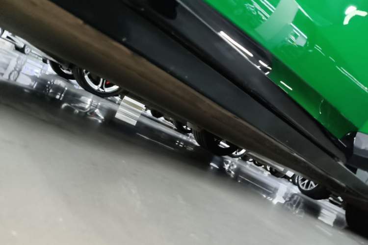 Used Xiaomi Auto YU7 2025 Ultra-Long Range High-Performance All-Wheel-Drive Max Edition Left Side Sill
