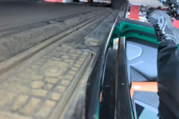 Used Xiaomi Auto YU7 2025 Ultra-Long Range High-Performance All-Wheel-Drive Max Edition Left Side Sill