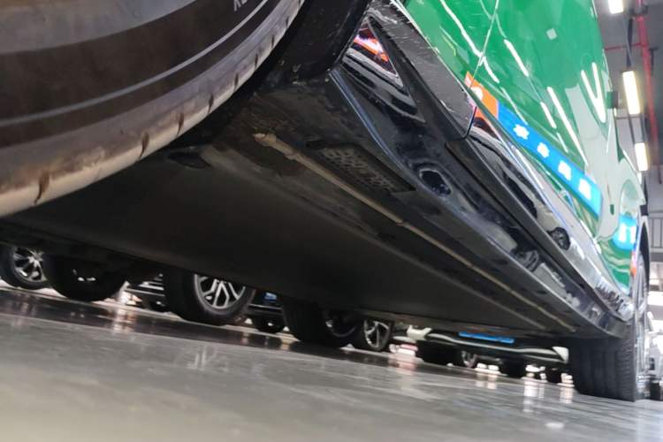 Used Xiaomi Auto YU7 2025 Ultra-Long Range High-Performance All-Wheel-Drive Max Edition Left Side Sill