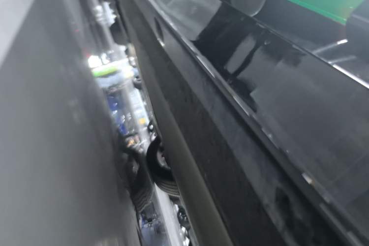 Used Xiaomi Auto YU7 2025 Ultra-Long Range High-Performance All-Wheel-Drive Max Edition Left Side Sill