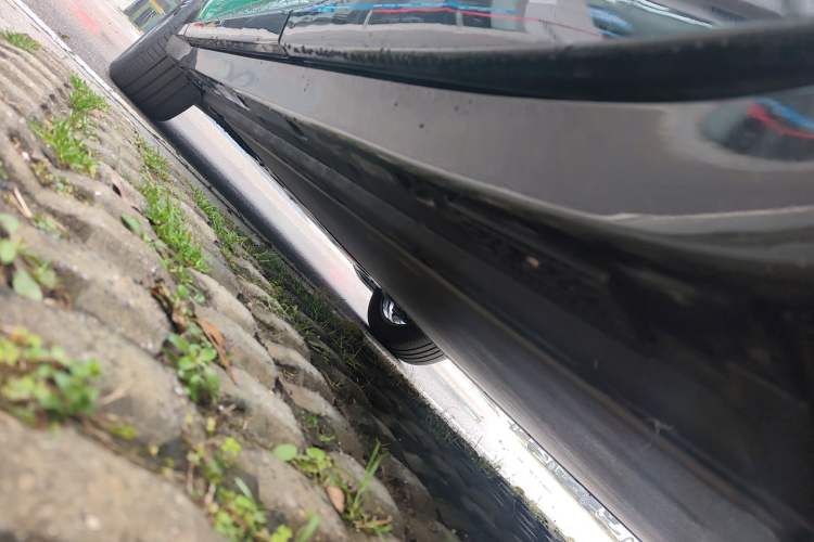 Used Xiaomi Auto YU7 2025 Ultra-Long Range High-Performance All-Wheel-Drive Max Edition Left Side Sill