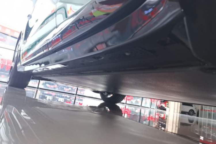 Used Xiaomi Auto YU7 2025 Ultra-Long Range High-Performance All-Wheel-Drive Max Edition Left Side Sill