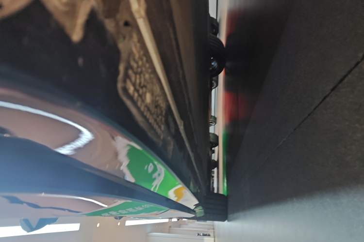 Used Xiaomi Auto YU7 2025 Ultra-Long Range High-Performance All-Wheel-Drive Max Edition Left Side Sill