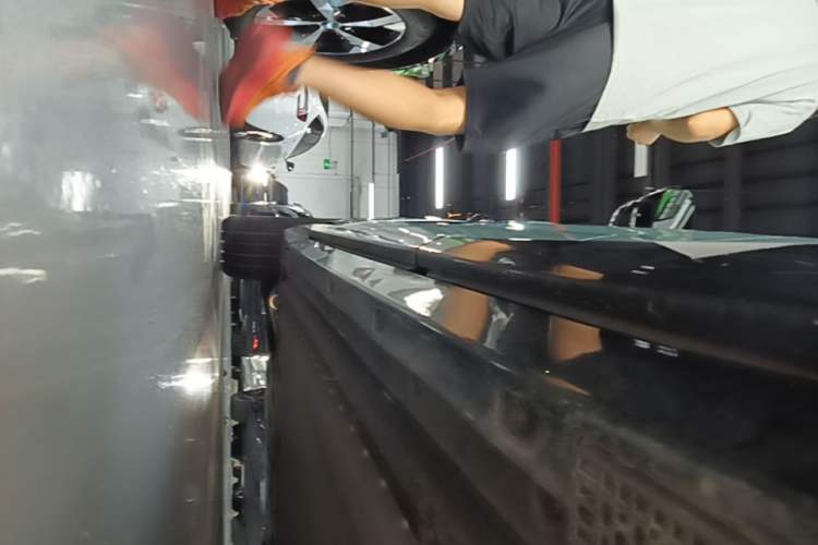 Used Xiaomi Auto YU7 2025 Ultra-Long Range High-Performance All-Wheel-Drive Max Edition Left Side Sill