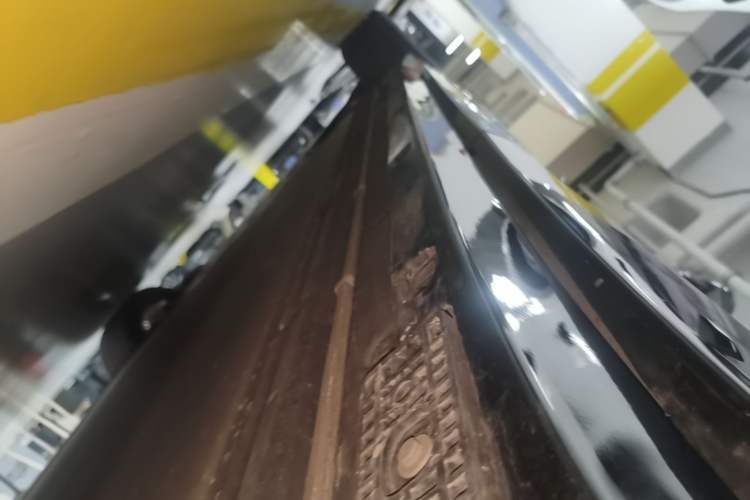 Used Xiaomi Auto YU7 2025 Ultra-Long Range High-Performance All-Wheel-Drive Max Edition Left Side Sill