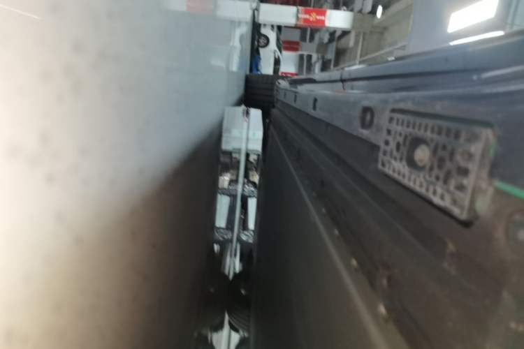 Used Xiaomi Auto YU7 2025 Ultra-Long Range High-Performance All-Wheel-Drive Max Edition Left Side Sill