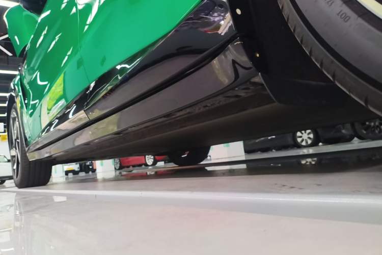 Used Xiaomi Auto YU7 2025 Ultra-Long Range High-Performance All-Wheel-Drive Max Edition Left Side Sill