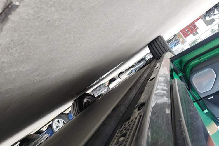 Used Xiaomi Auto YU7 2025 Ultra-Long Range High-Performance All-Wheel-Drive Max Edition Left Side Sill