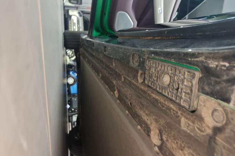 Used Xiaomi Auto YU7 2025 Ultra-Long Range High-Performance All-Wheel-Drive Max Edition Left Side Sill