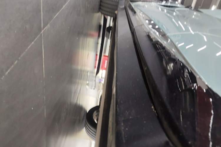 Used Xiaomi Auto YU7 2025 Ultra-Long Range High-Performance All-Wheel-Drive Max Edition Left Side Sill