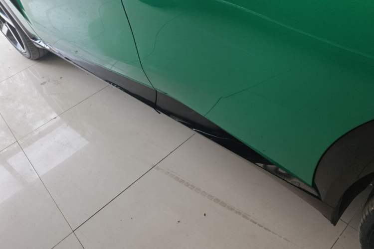 Used Xiaomi Auto YU7 2025 Ultra-Long Range Rear-Wheel Drive Version Left Side Sill