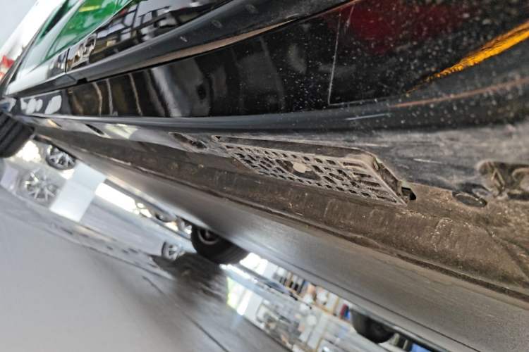 Used Xiaomi Auto YU7 2025 Ultra-Long Range Rear-Wheel Drive Version Left Side Sill