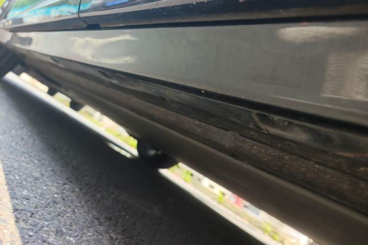 Used Xiaomi Auto YU7 2025 Ultra-Long Range High-Performance All-Wheel-Drive Max Edition Left Side Sill