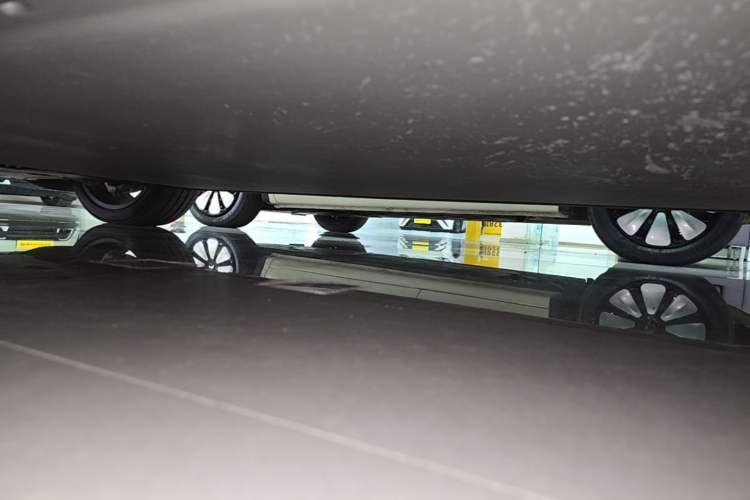 Used Xiaomi Auto YU7 2025 Ultra-Long Range High-Performance All-Wheel-Drive Max Edition Left Side Sill