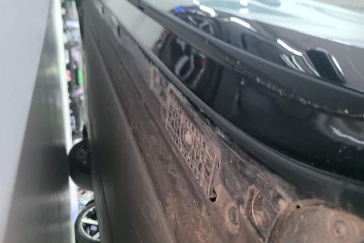 Used Xiaomi Auto YU7 2025 Ultra-Long Range Rear-Wheel Drive Version Left Side Sill