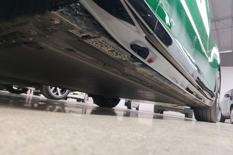 Used Xiaomi Auto YU7 2025 Ultra-Long Range High-Performance All-Wheel-Drive Max Edition Left Side Sill