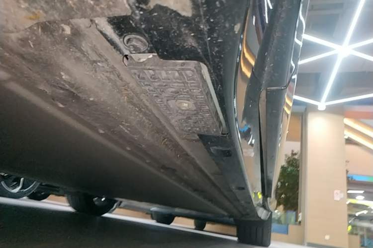 Used Xiaomi Auto YU7 2025 Ultra-Long Range High-Performance All-Wheel-Drive Max Edition Left Side Sill