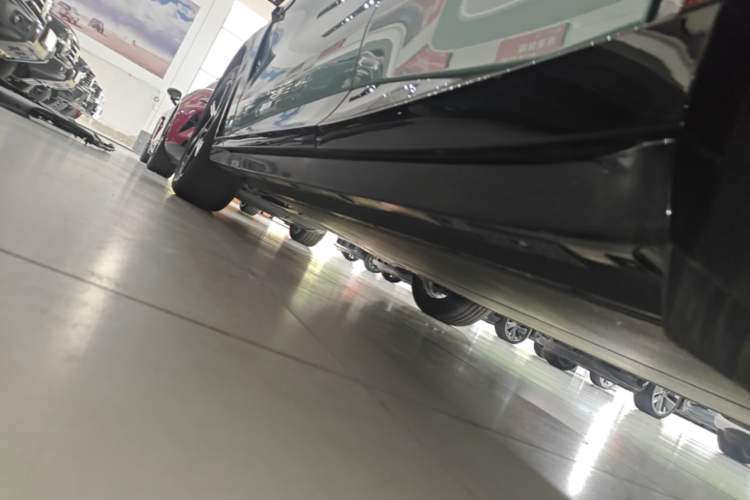 Used Xiaomi Auto YU7 2025 Ultra-Long Range Rear-Wheel Drive Version Left Side Sill