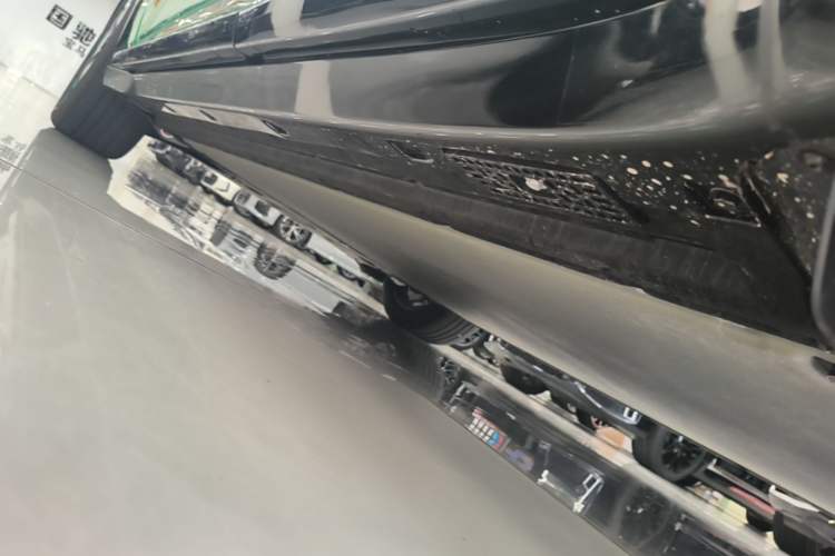 Used Xiaomi Auto YU7 2025 Ultra-Long Range High-Performance All-Wheel-Drive Max Edition Left Side Sill