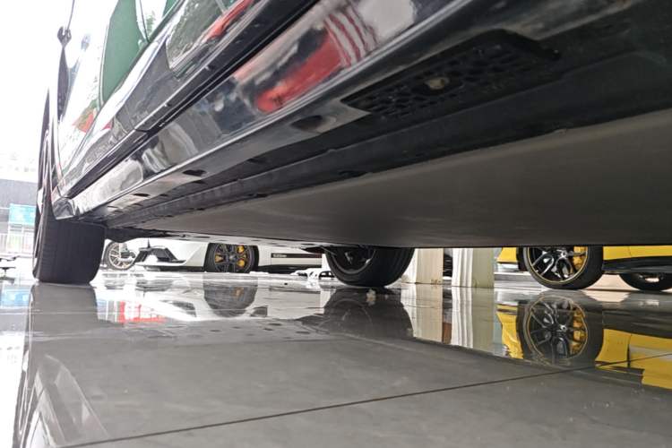 Used Xiaomi Auto YU7 2025 Ultra-Long Range High-Performance All-Wheel-Drive Max Edition Left Side Sill