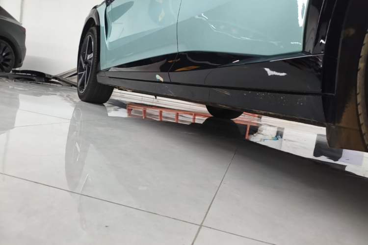 Used Xiaomi Auto YU7 2025 Ultra-Long Range High-Performance All-Wheel-Drive Max Edition Left Side Sill