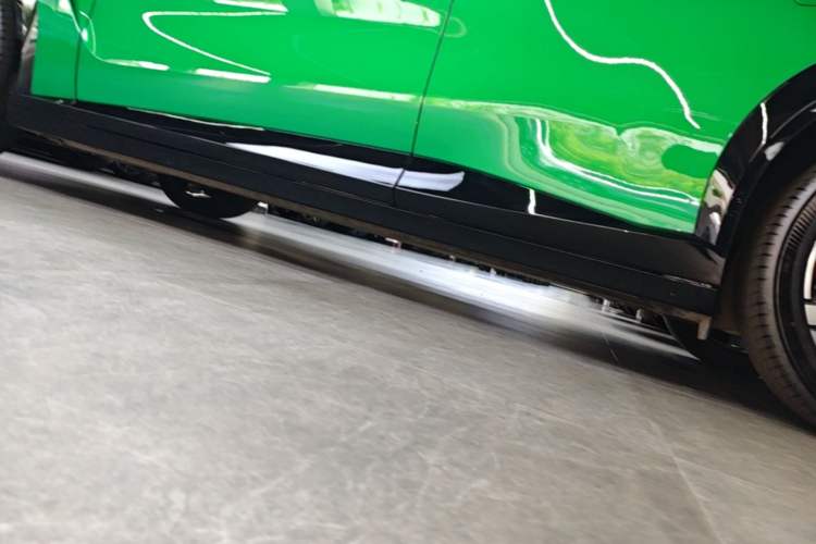 Used Xiaomi Auto YU7 2025 Ultra-Long Range High-Performance All-Wheel-Drive Max Edition Left Side Sill